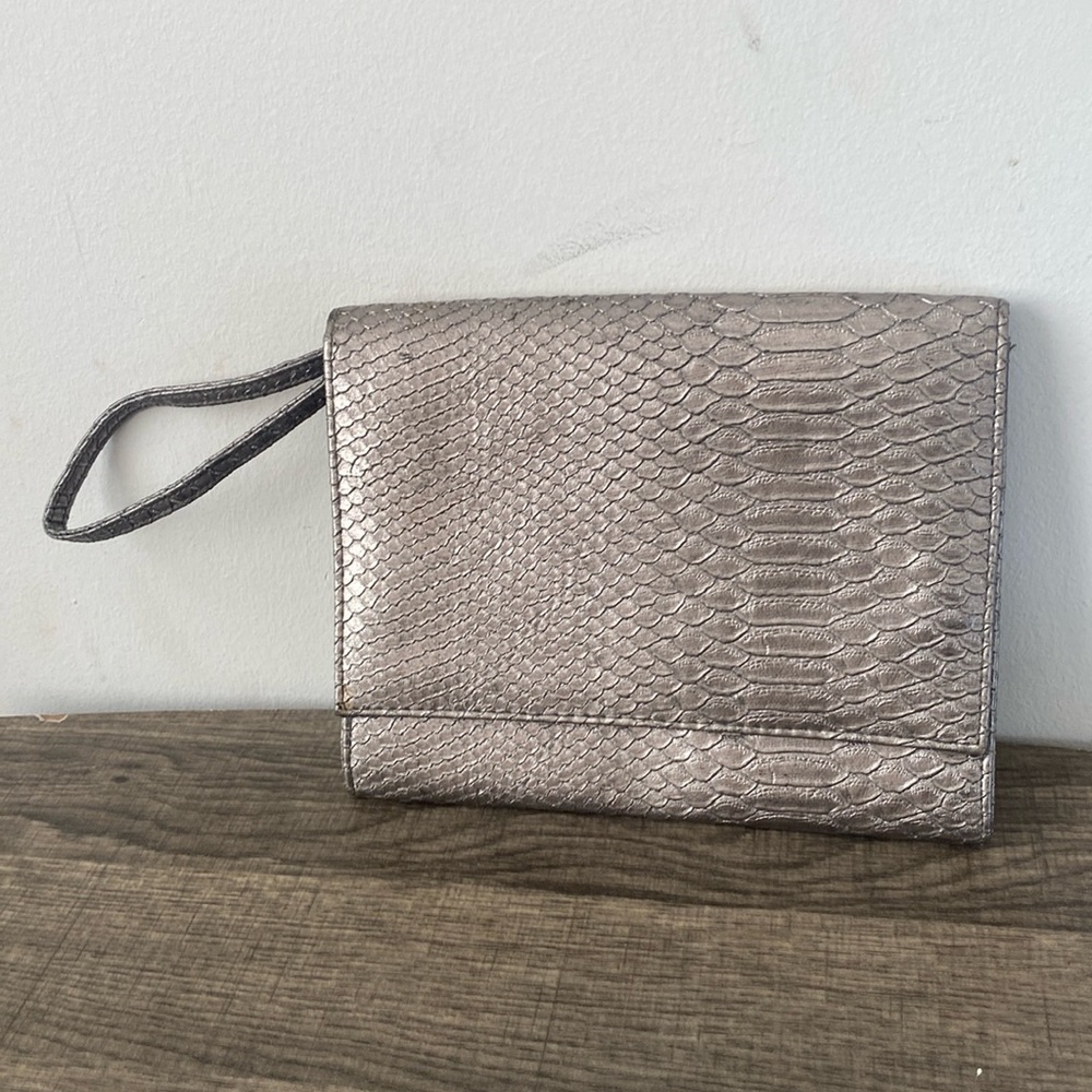 Wristlet clutch